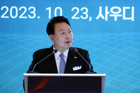 사우디아라비아를 국빈 방문 중인 윤석열 대통령이 23일(현지시간) 리야드의 메리어트 호텔에서 열린 동행 경제인 만찬에서 격려사를 하고 있다. 공동취재=연합뉴스.